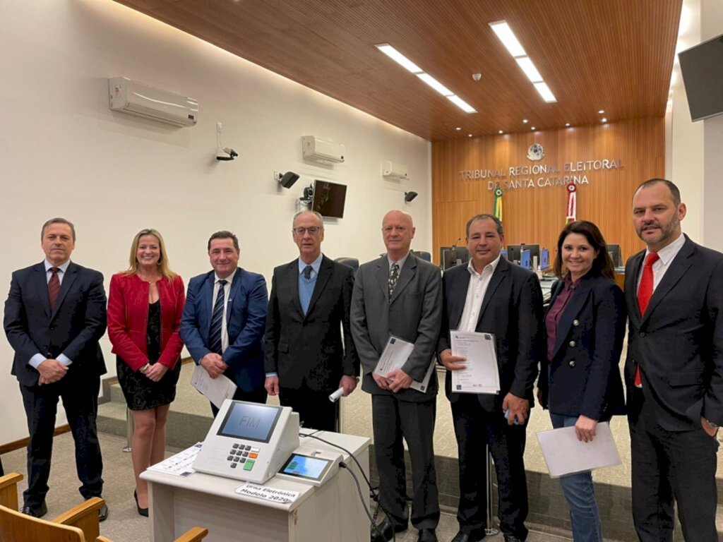  - Divulgação / Gonsalo Agostini Ribeiro - Diretor Geral do TRE; Denise Schilikmann - Secretaria de Controle Interno e Auditoria do TRE; José Roberto Deschamps, presidente da Adjori/SC e Adjori/Brasil, Desembargador Leopoldo Augusto Brüggemann - presidente do TRE; Saul Brandalise - TVBV; Lenoires da Silva, presidente da ADI/SC; Karen Sinhor - SBT; Fabio Lopes de Lima - vice-Presidente ACAERT.