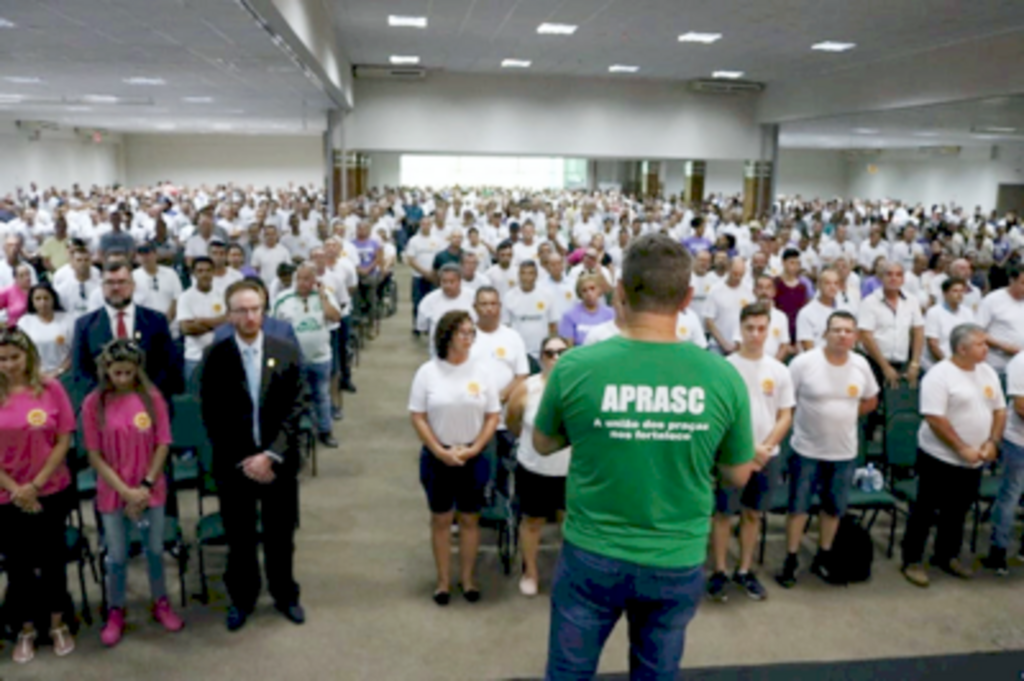 Protesto por reajuste salarial da segurança pública reúne mais de 3 mil pessoas