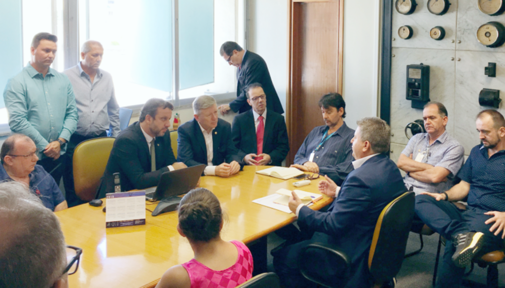 Prefeito Gerson lidera comitiva em busca de soluções para a falta de energia em Apiúna