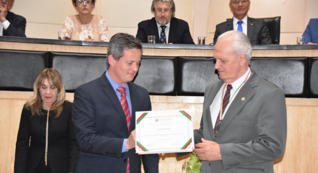 Ailton Carlos Coelho - Deputado Jean e Nicanor no momento da entrega do certificado e medalha