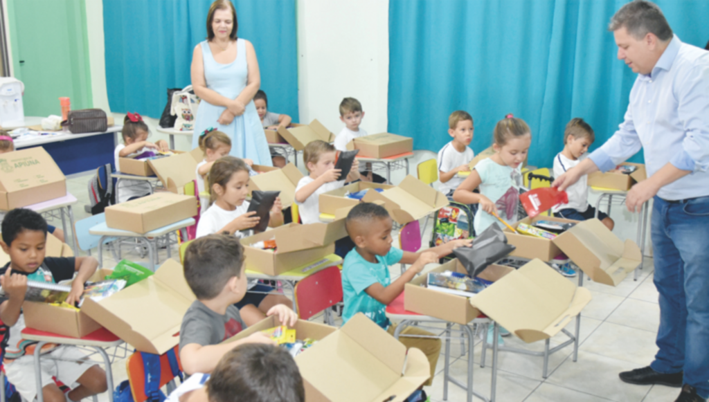 Kit Escolar gratuito é entregue para os alunos no 1º dia letivo