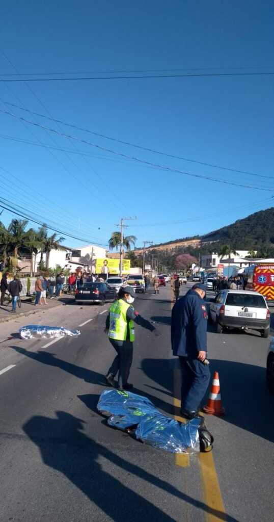 Casal de motociclistas morre após colidir com carro