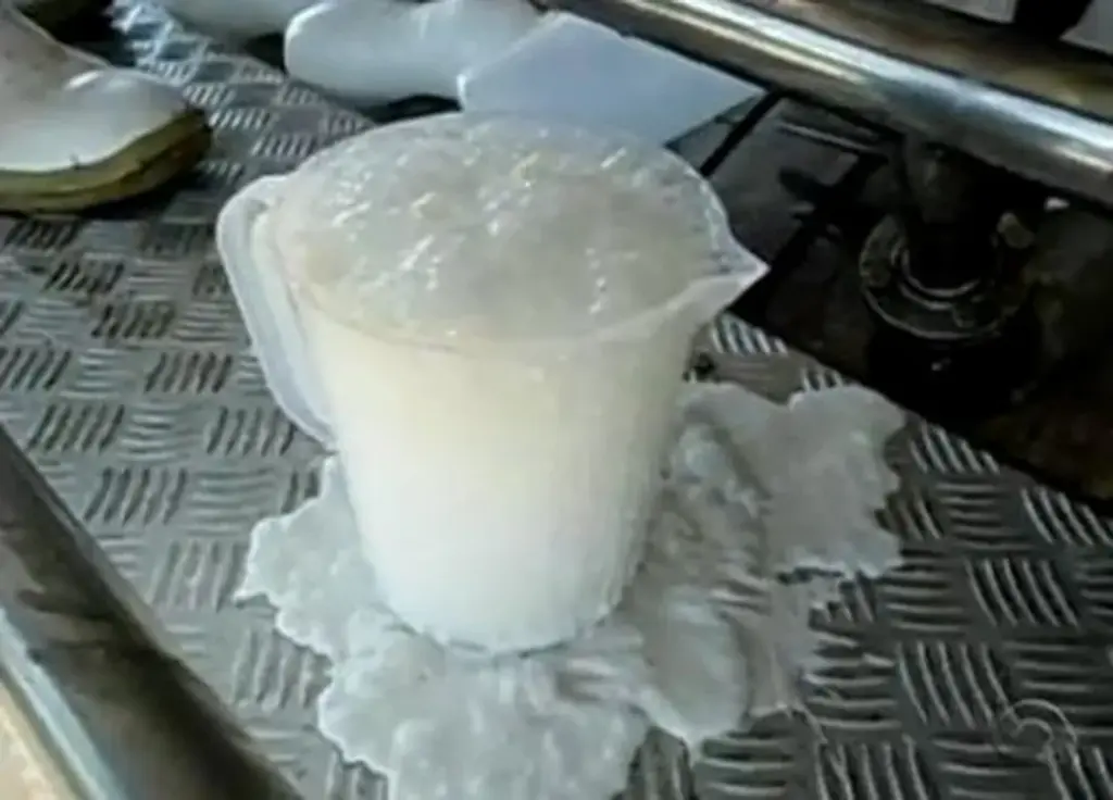  - Segundo investigações do MPSC, leite era adulterado com soda cáustica — Foto: Reprodução/Arquivo/RBS TV