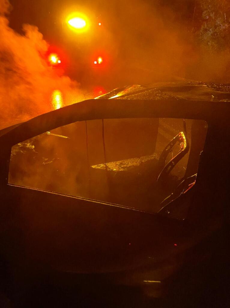 Carro é consumido pelas chamas em acidente na SC-110, em Urubici