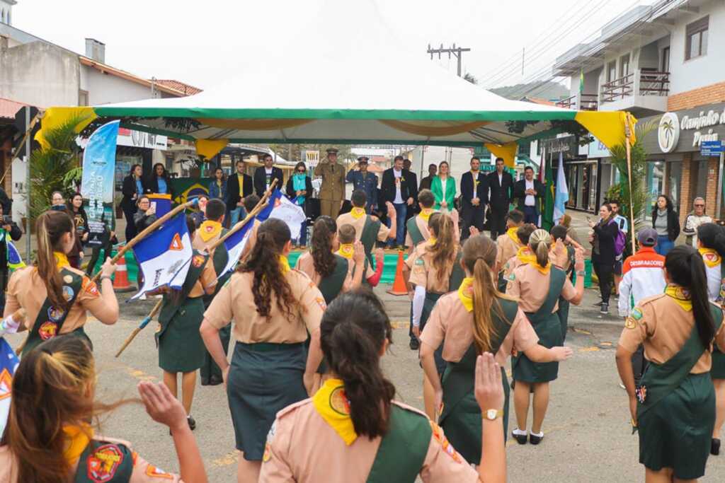 Desfile Cívico de Garopaba reúne centenas de pessoas para comemoração do Bicentenário de Independência do Brasil