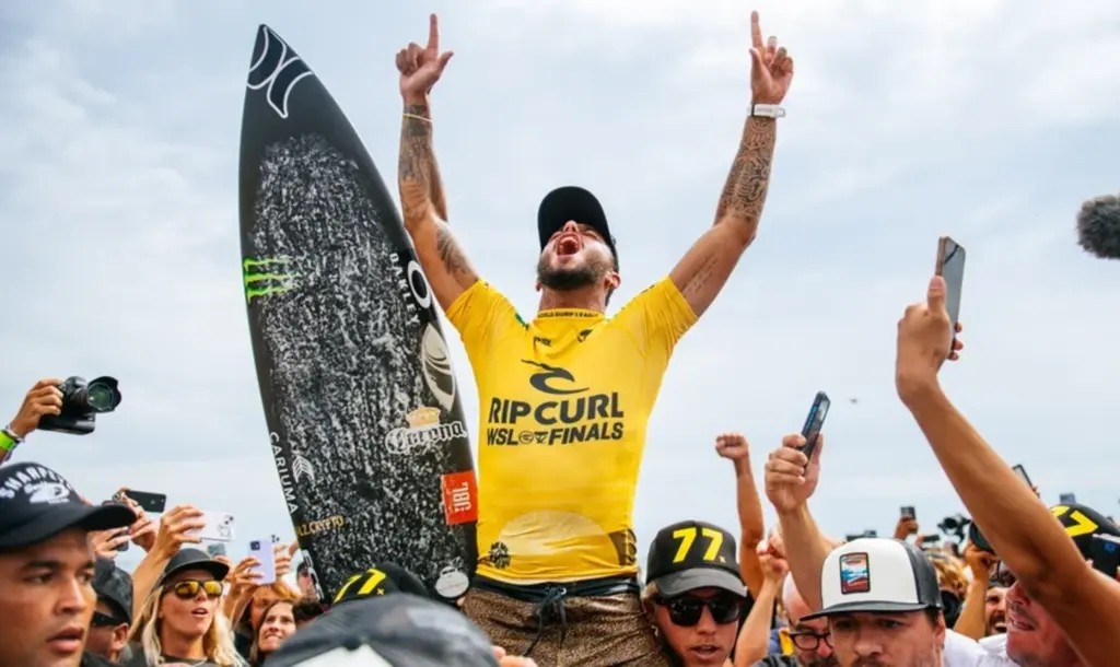 Reprodução/Twitter/World Surf League - Filipe Toledo conquista título do Circuito Mundial de Surfe
