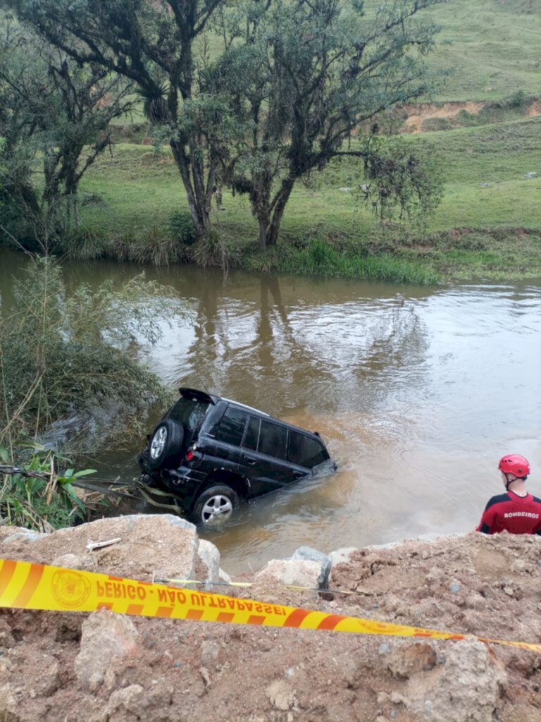 Jornal do Médio Vale / Polícia / Corpo de menina desaparecida é localizado  em carro que caiu em rio