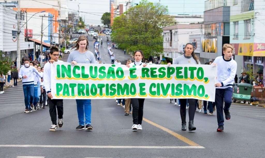 Sete de setembro é marcado por desfile cívico-militar e carreata em São Miguel do Oeste