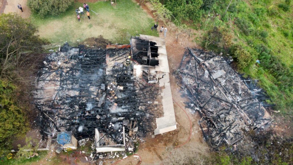 Família perde tudo após incêndio destruir casa e galpão no interior