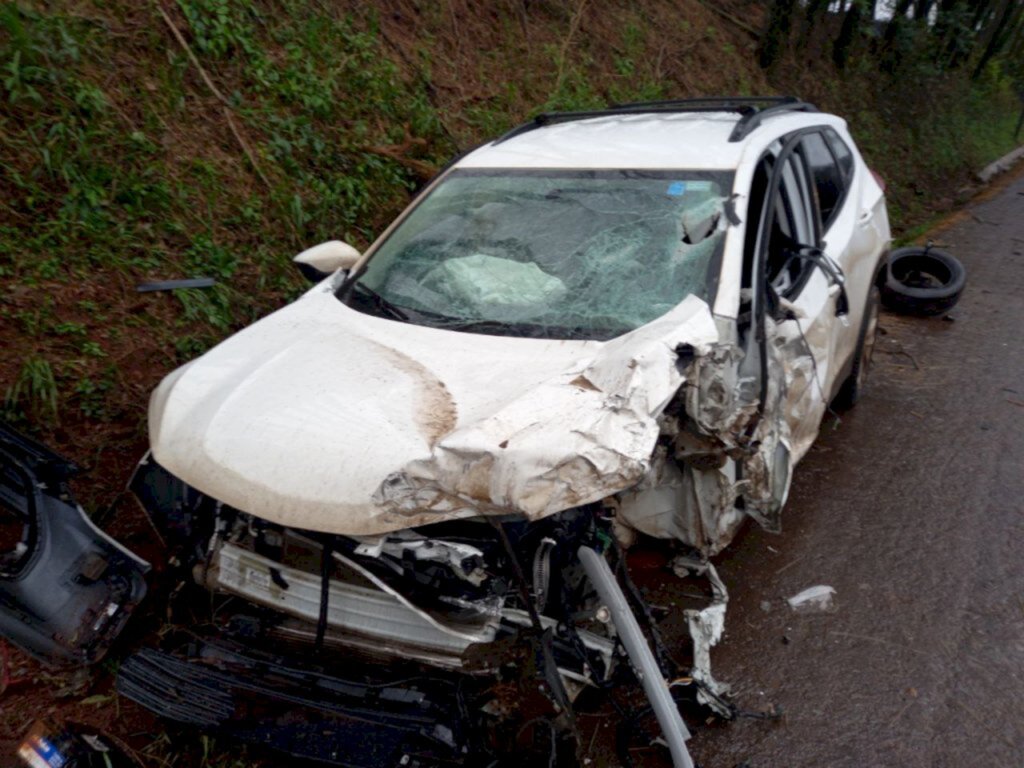 Homens ficam feridos ao bater carro com carreta em Pinhalzinho