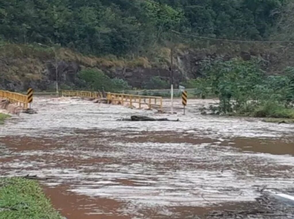 Ponte de Paraiso fica submersa após chuva forte