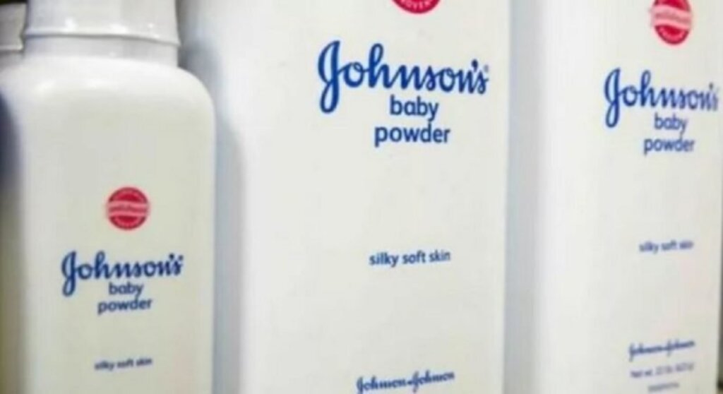 Johnson & Johnson vai interromper produção de talco para bebês pelo mundo por perigos; entenda