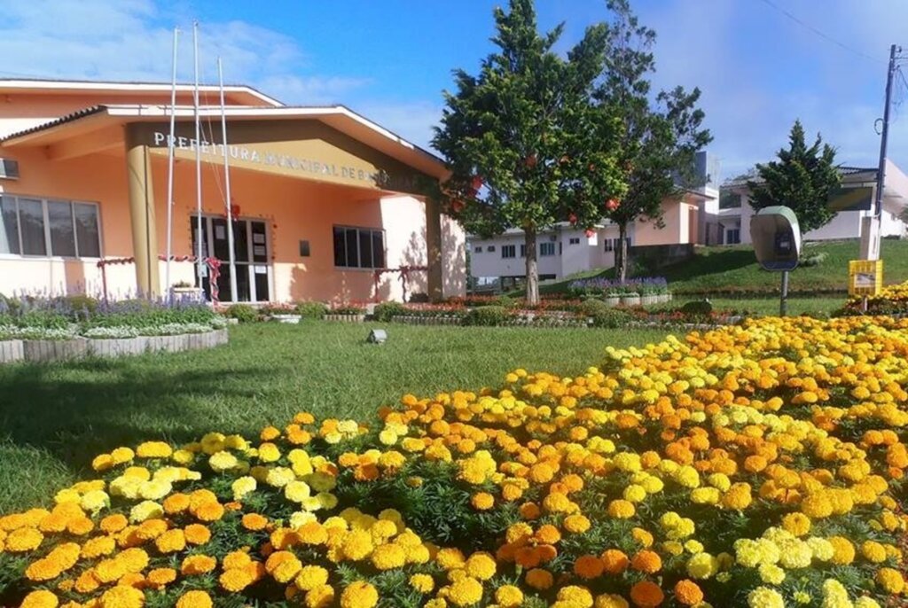 Bandeirante mantém decreto e retoma aulas