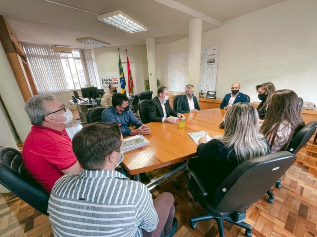 Prefeito em exercício solicita recursos na capital