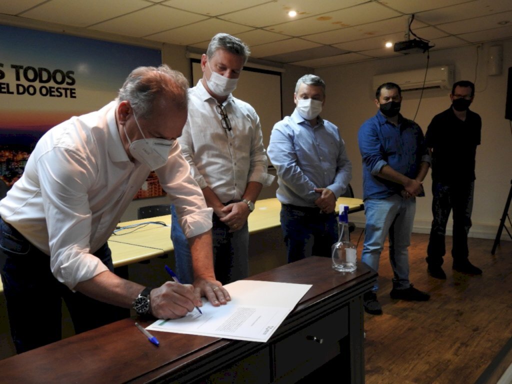 Prefeito assina Ordem de  Serviço para asfaltamento do  acesso à Linha Sete de Setembro - 