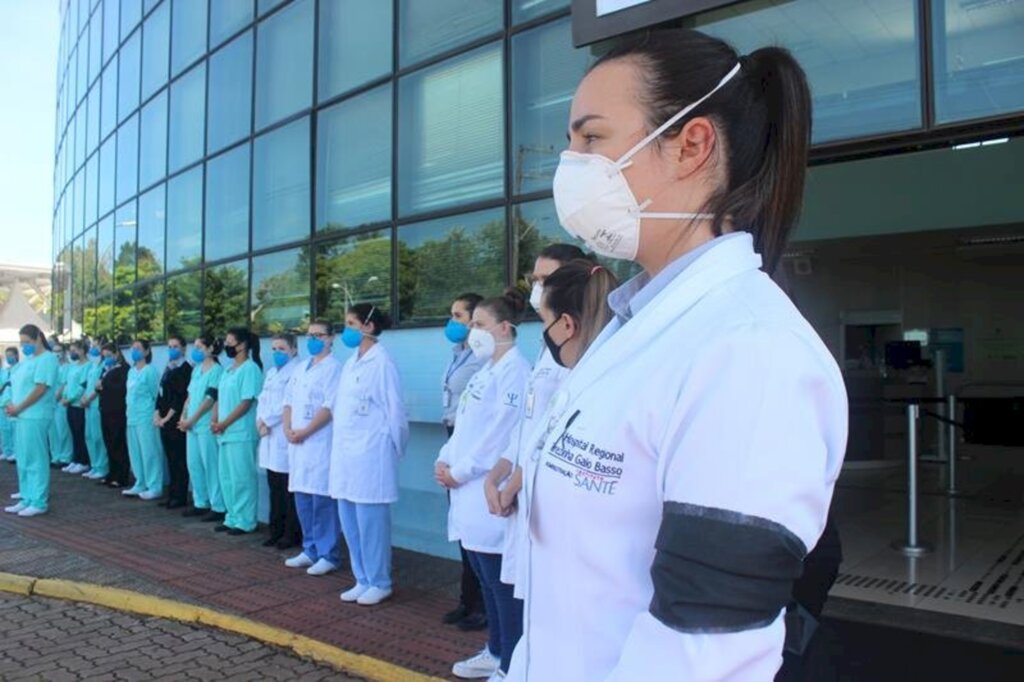 Equipe realiza minuto de silêncio pelas vítimas da Covid