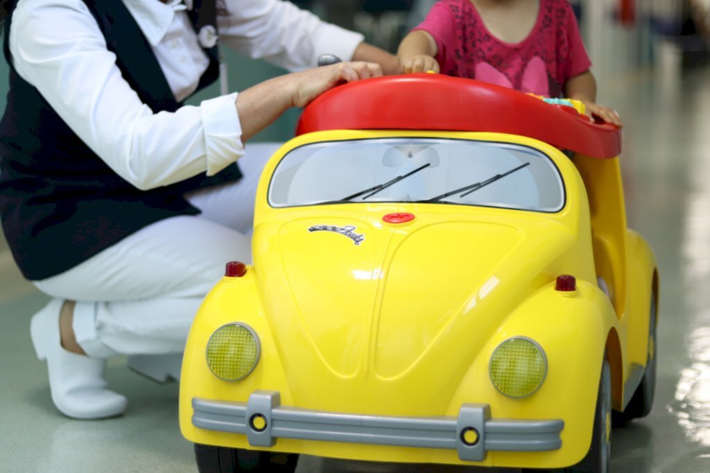 Minicarro leva crianças para procedimentos