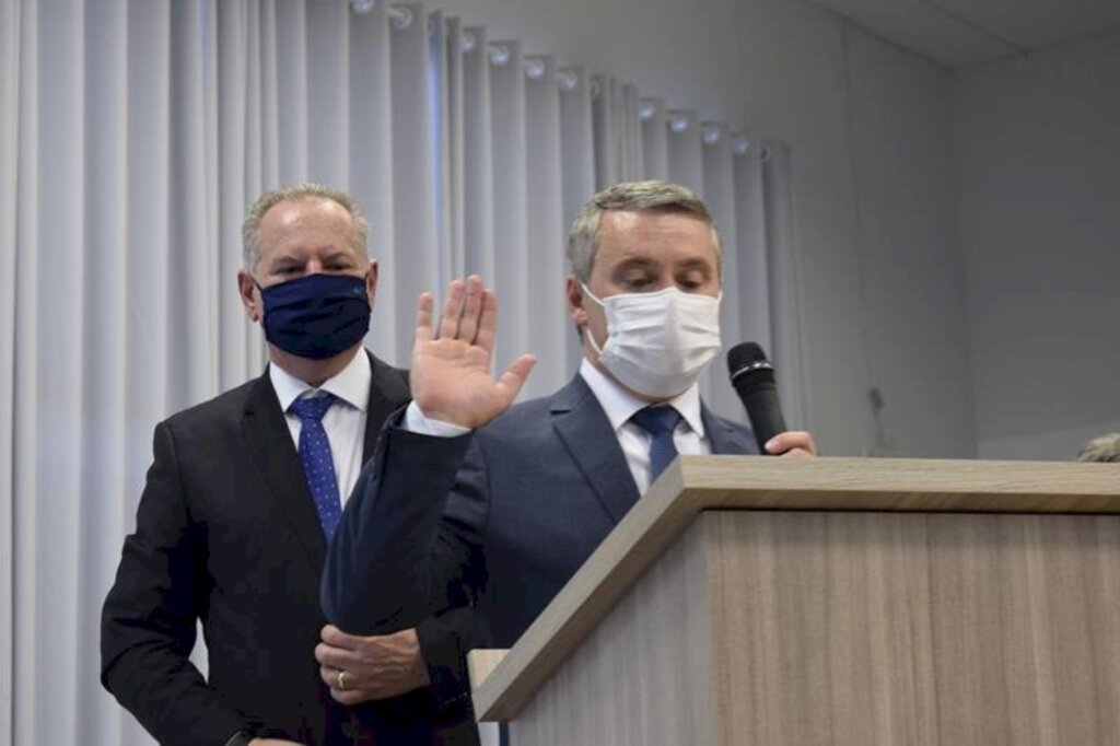 Prefeito, vice e vereadores tomam posse em SMOeste