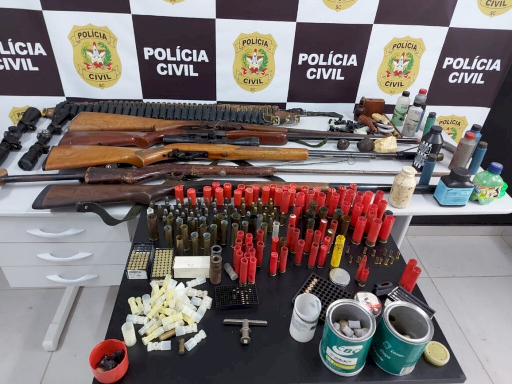 Polícia apreende armas, munições, e materiais