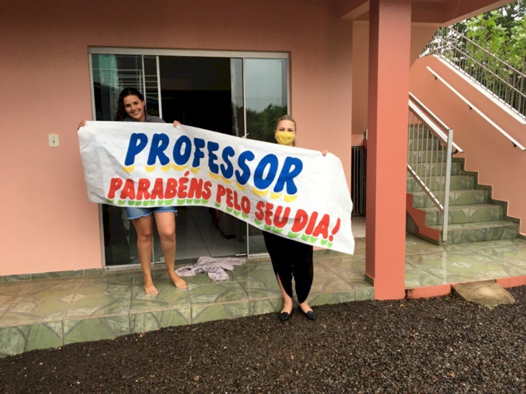 Professoras recebem homenagem em casa