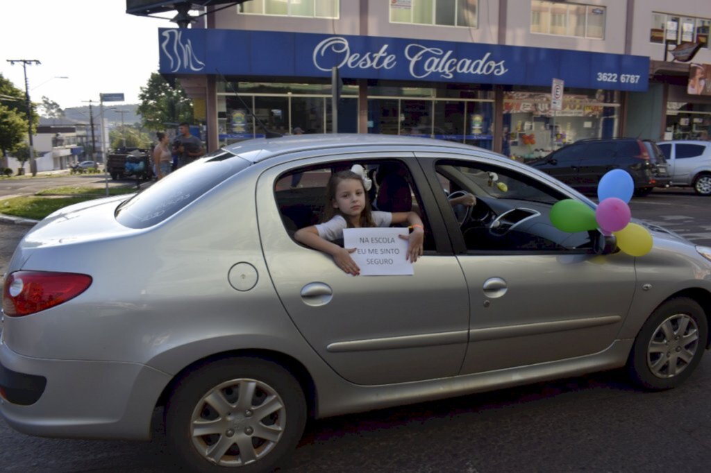 Carreata pede retorno de atividades escolares