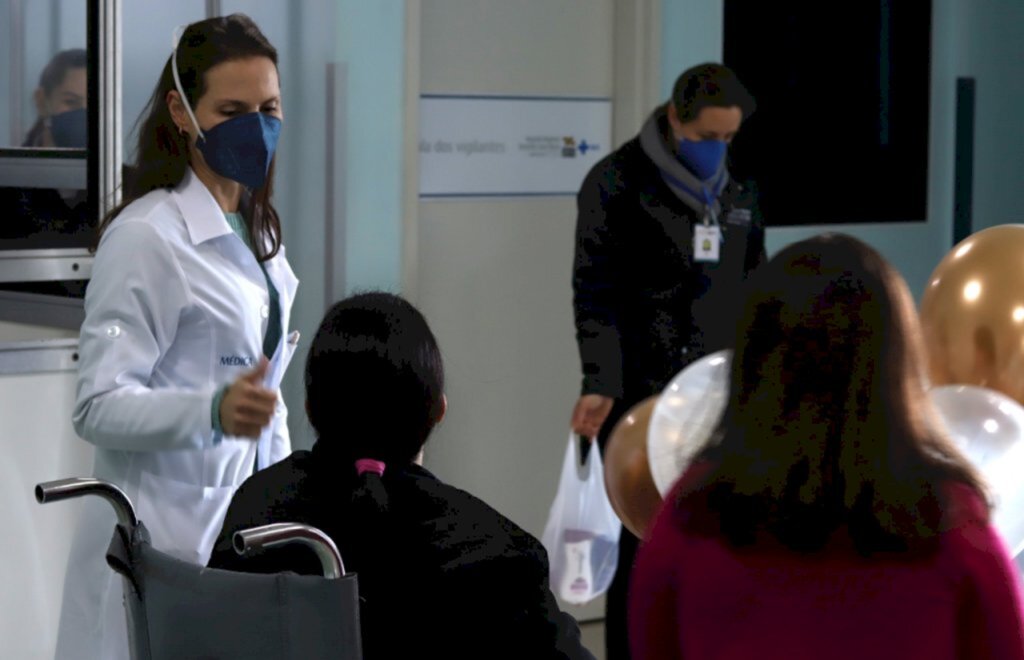 Hospital comemora alta hospitalar da colaboradora