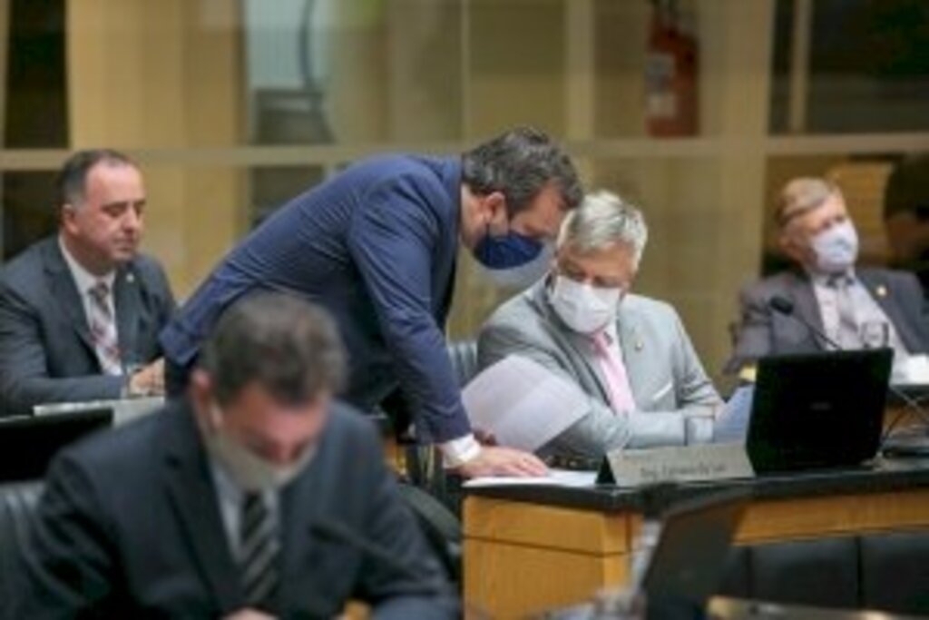 Deputados cobram demissão do secretário