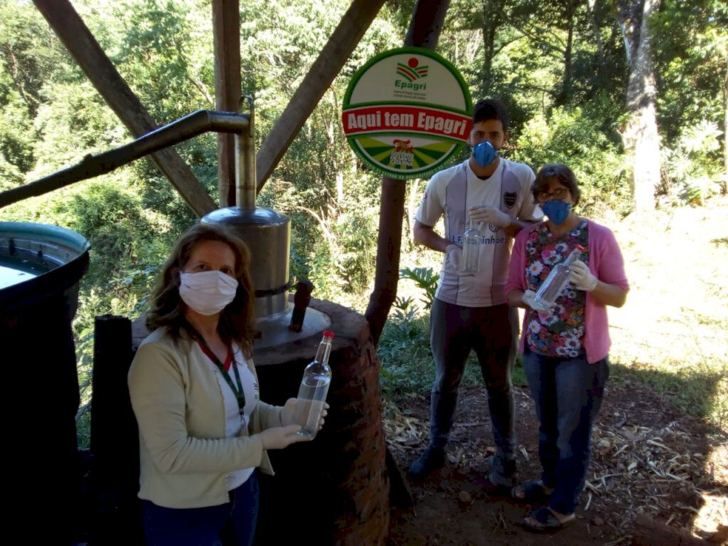 Alcool 70º é produzido a partir de cachaça