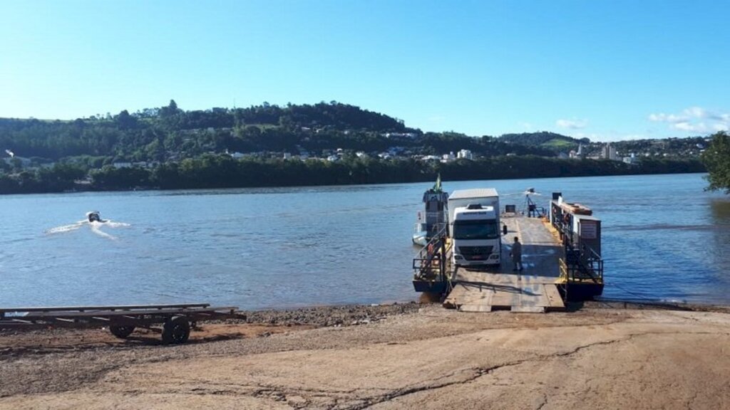 Barca encalha no Rio Uruguai durante travessia
