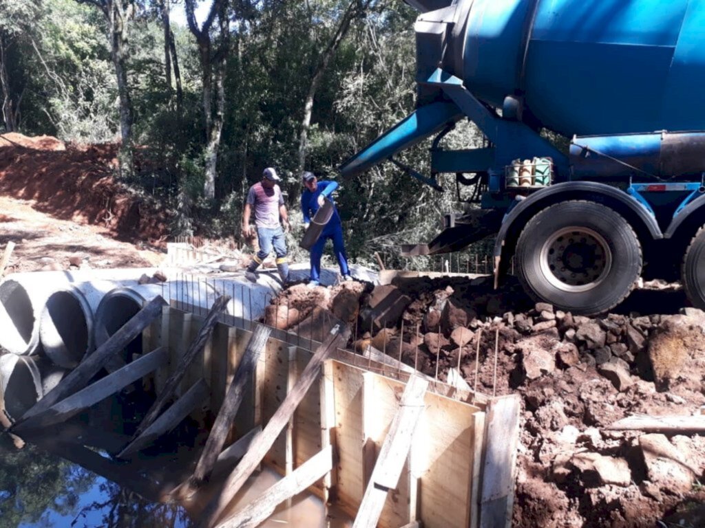 Ponte sobre o Rio Lageado esta sendo contruída