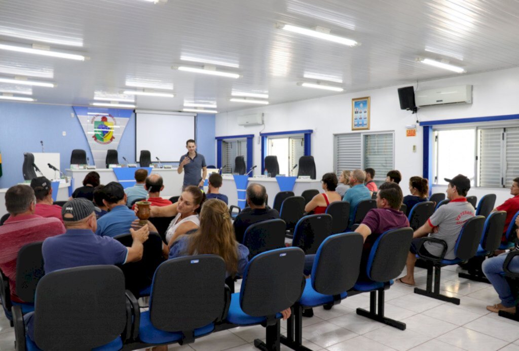 Agricultores recebem alunos de zootecnia