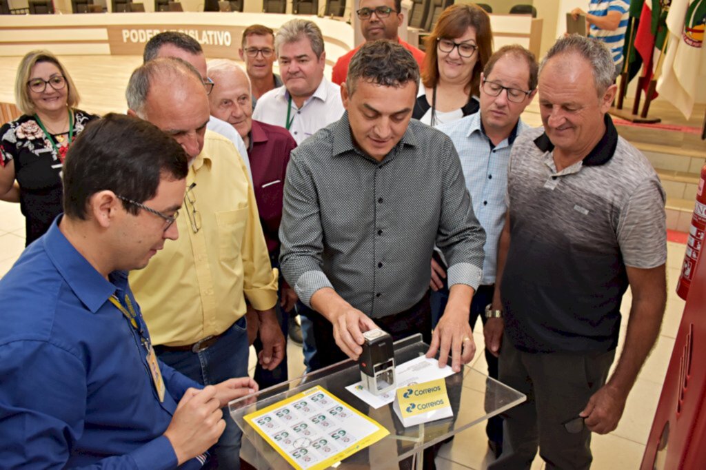 Câmara lança selo comemorativo aos 65 anos