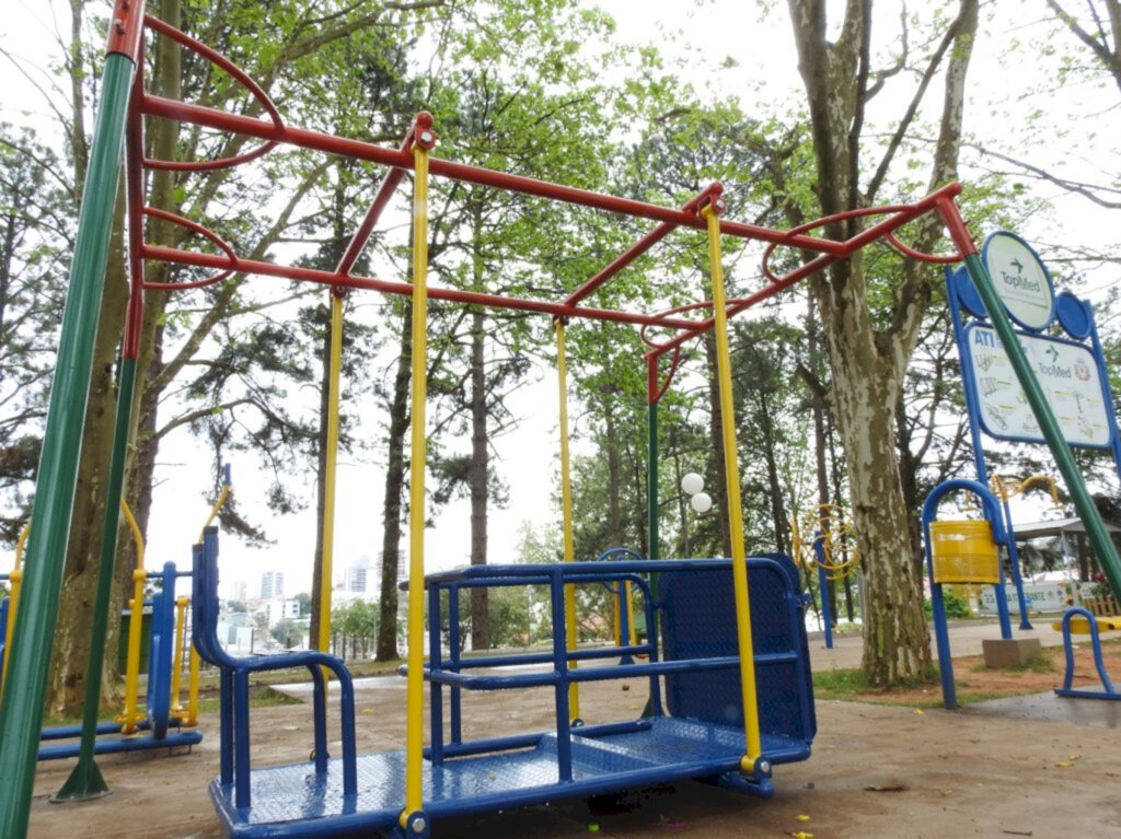 Prefeitura instala balanço para cadeirante