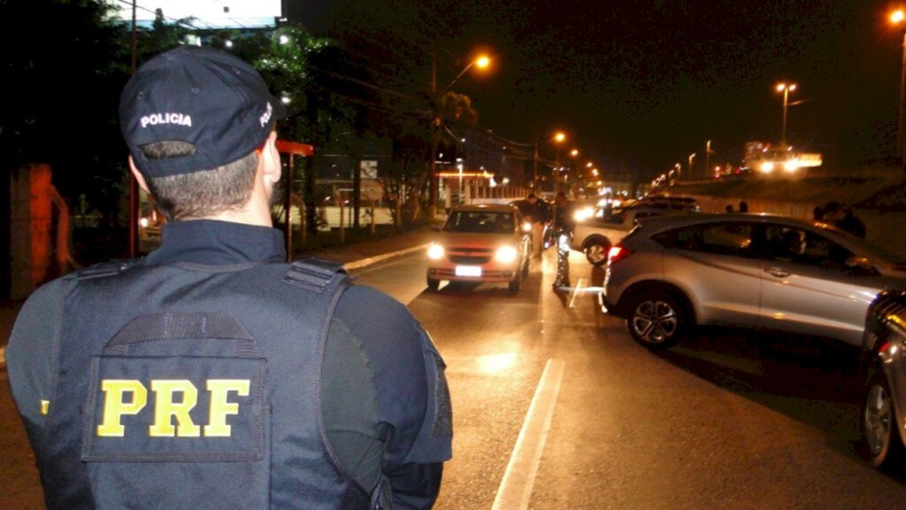 PRF flagra 463 motoristas embriagados