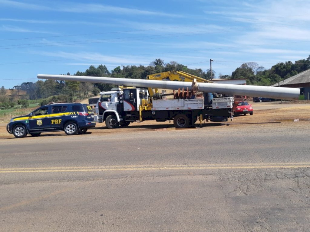 PRF flagra caminhão com carga irregular