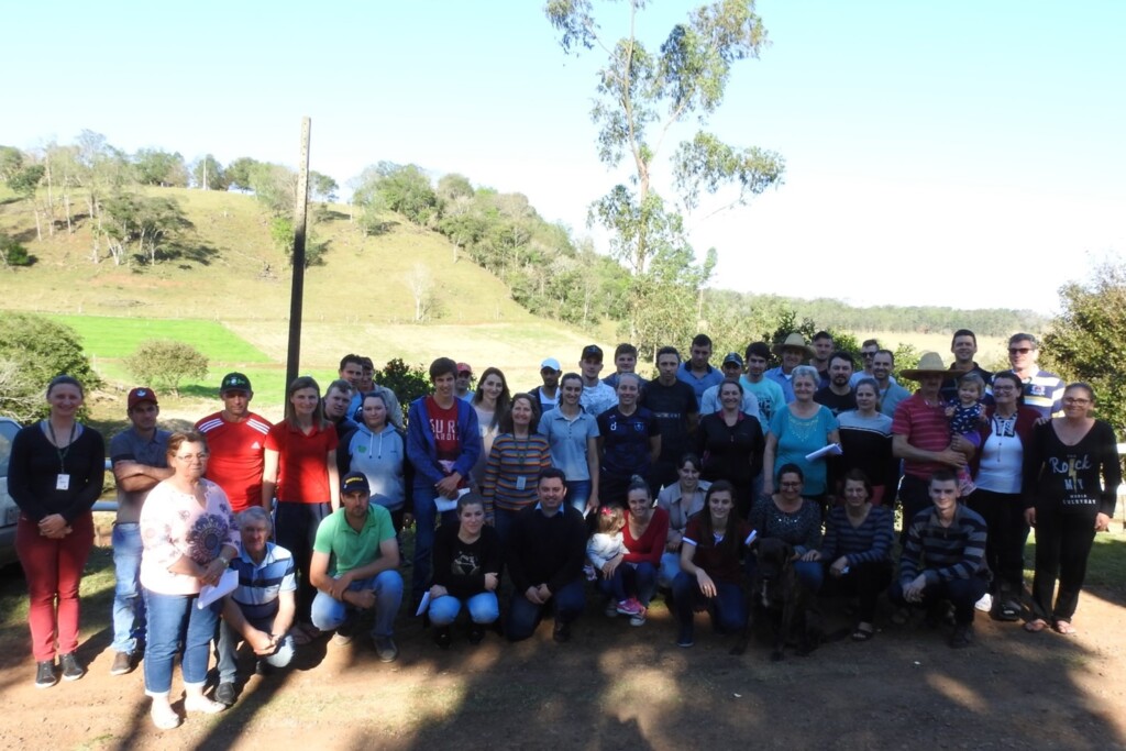 Jovens visitam propriedade rural em SMOeste