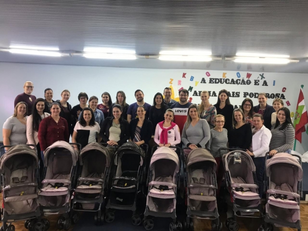 Educação entrega 100 novos carrinhos de bebê