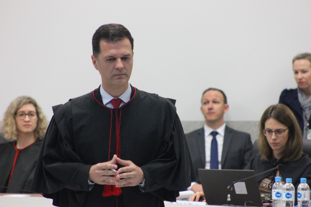 Júri é retomado com debate entre acusação e defesa