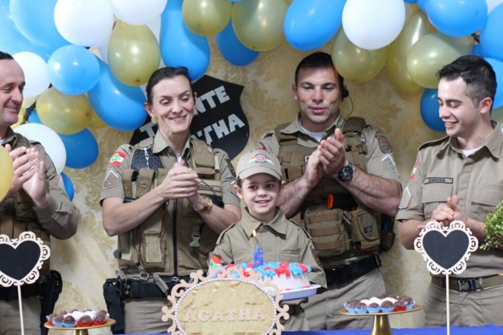 Policiais realizam sonho de criança