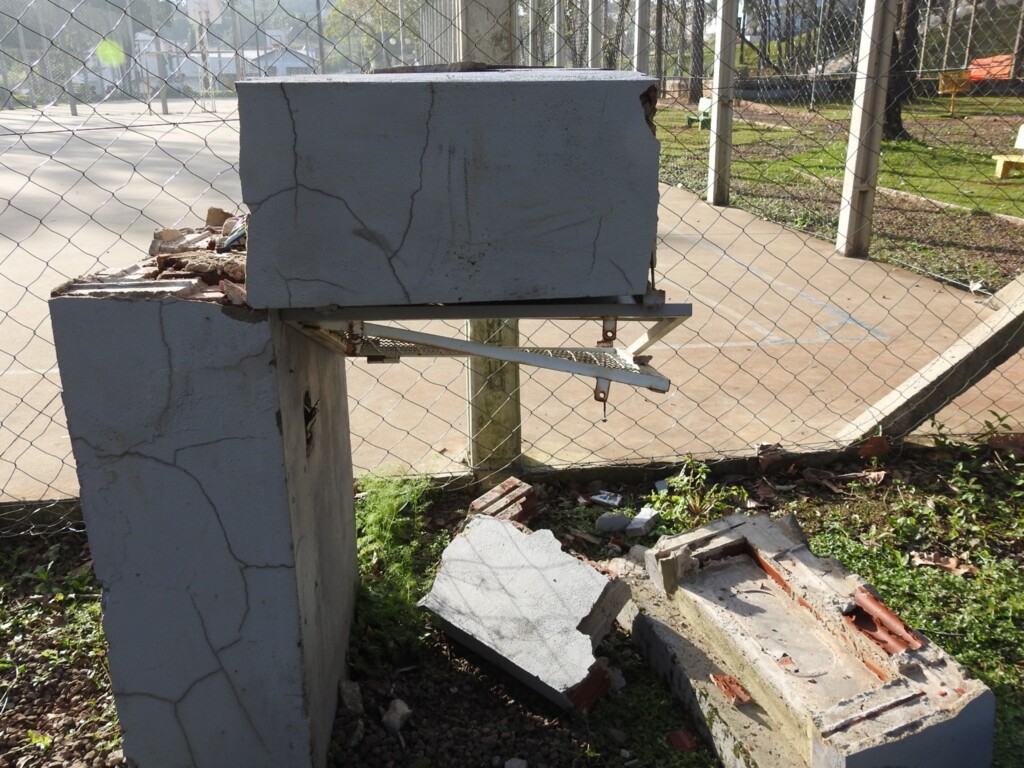 Vândalos depredam patrimônio publico