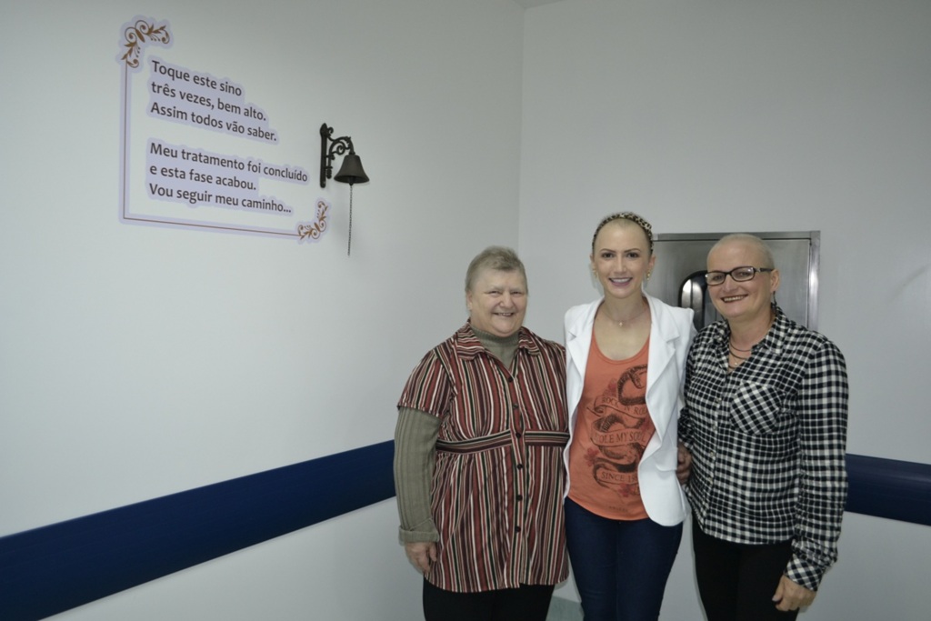 Quatro pacientes recebem alta da quimioterapia