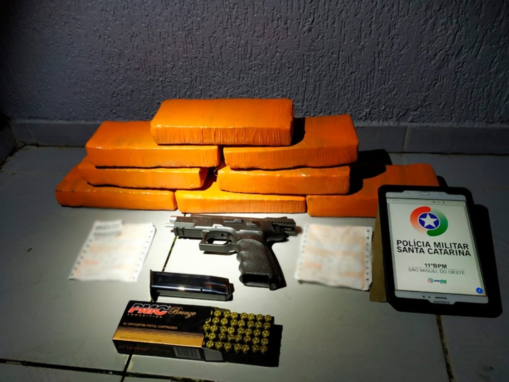 Polícia Militar apreende drogas e arma