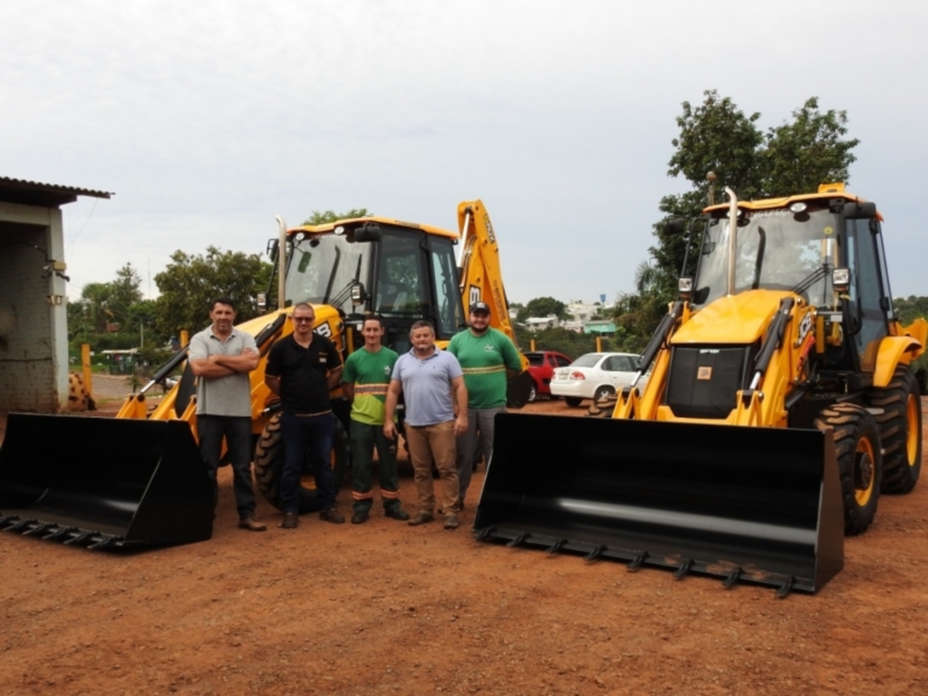 Prefeitura adquire duas retroescavadeiras novas