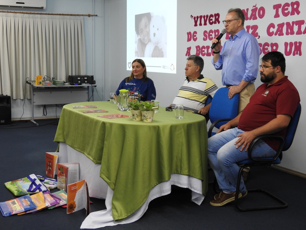 Formação para pais de alunos é realizada