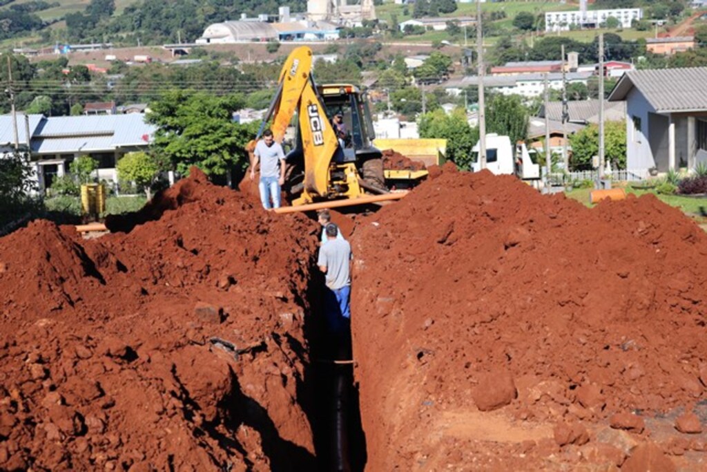 Cedro realiza melhorias na rede de esgoto