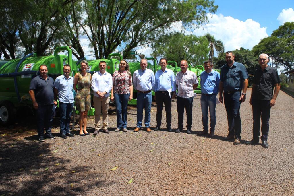 Governo entrega equipamentos agrícolas