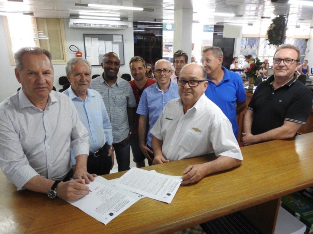 Município repassa terreno ao Rotary para construção