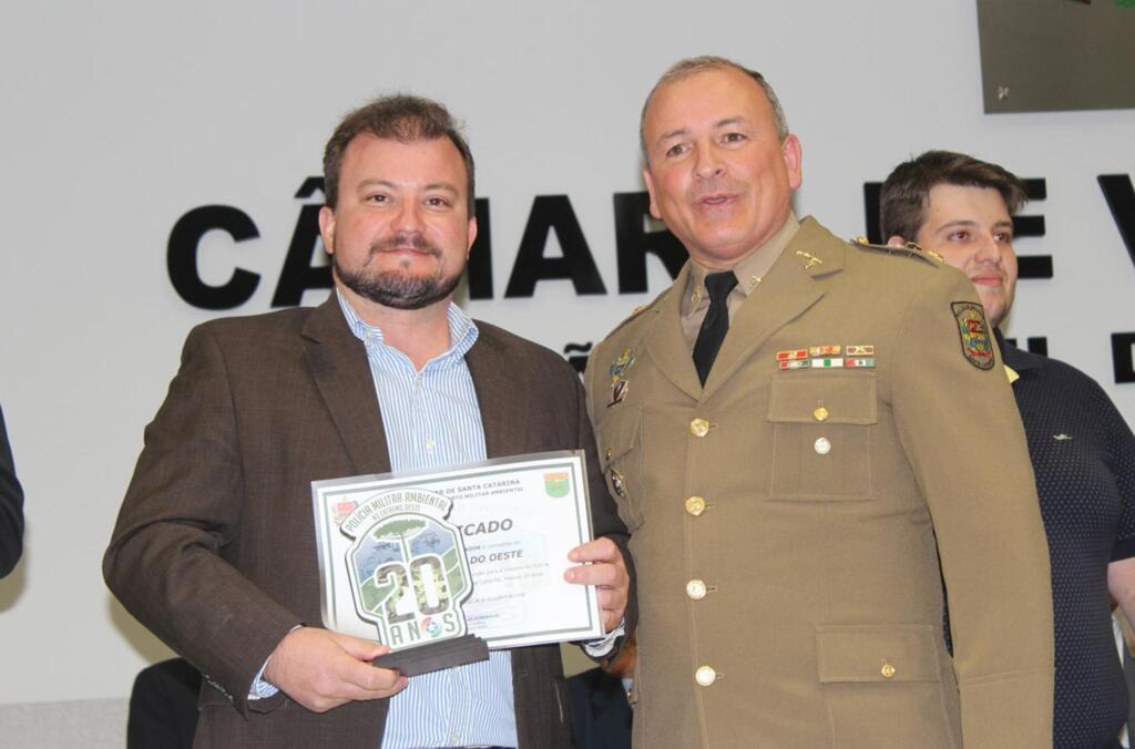 Jornal Folha do Oeste recebe homenagem da Polícia