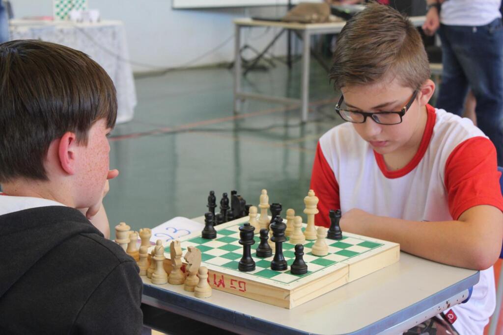 Projeto incentiva a prática de xadrez na escola