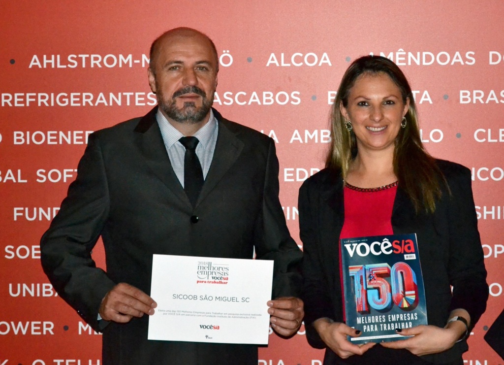 Sicoob São Miguel recebe premiação de revista
